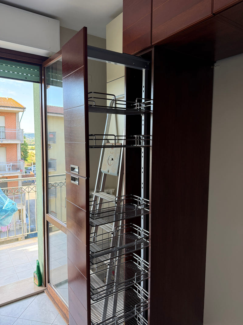 Cucina Scavolini con penisola e dispensa