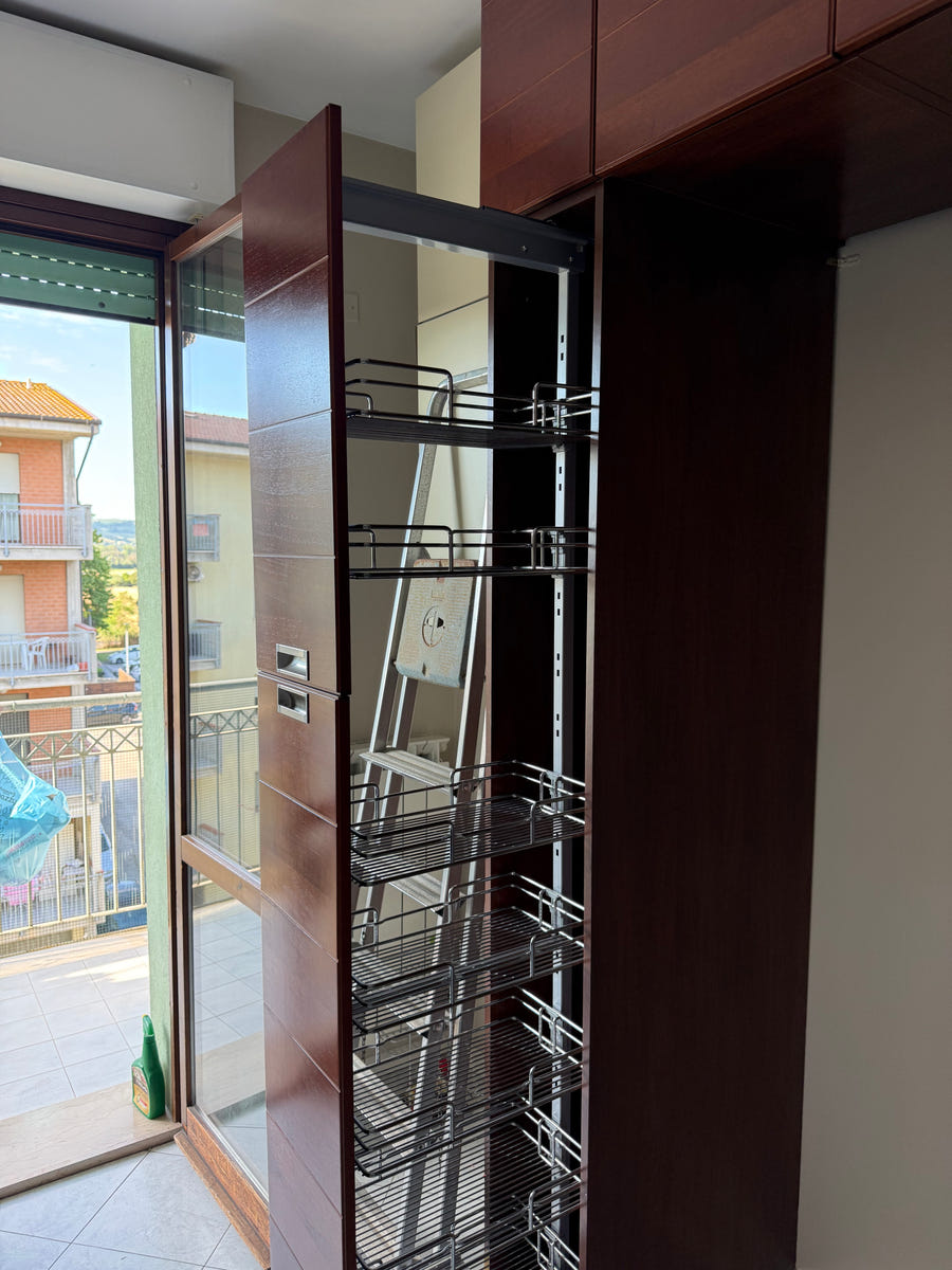 Cucina Scavolini con penisola e dispensa
