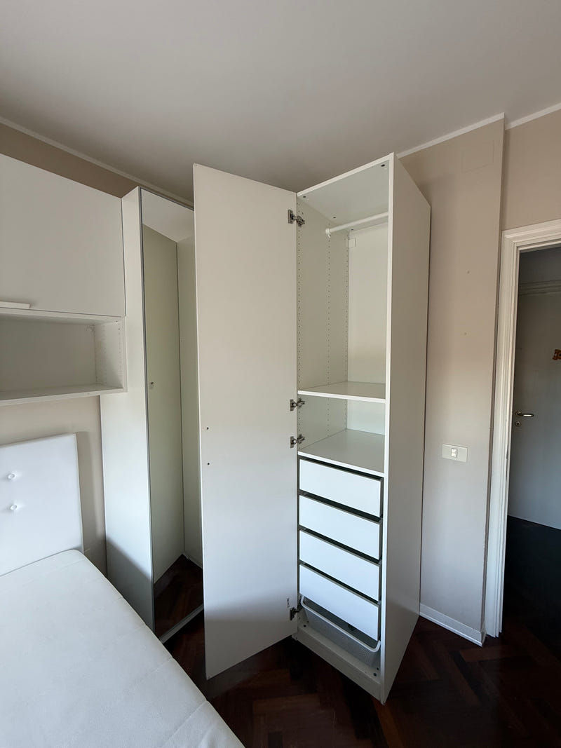 Cameretta a ponte angolare IKEA con letto contenitore e materasso