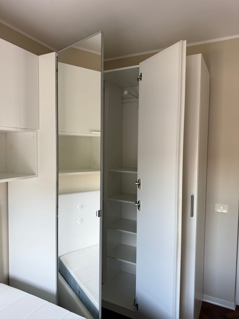Cameretta a ponte angolare IKEA con letto contenitore e materasso