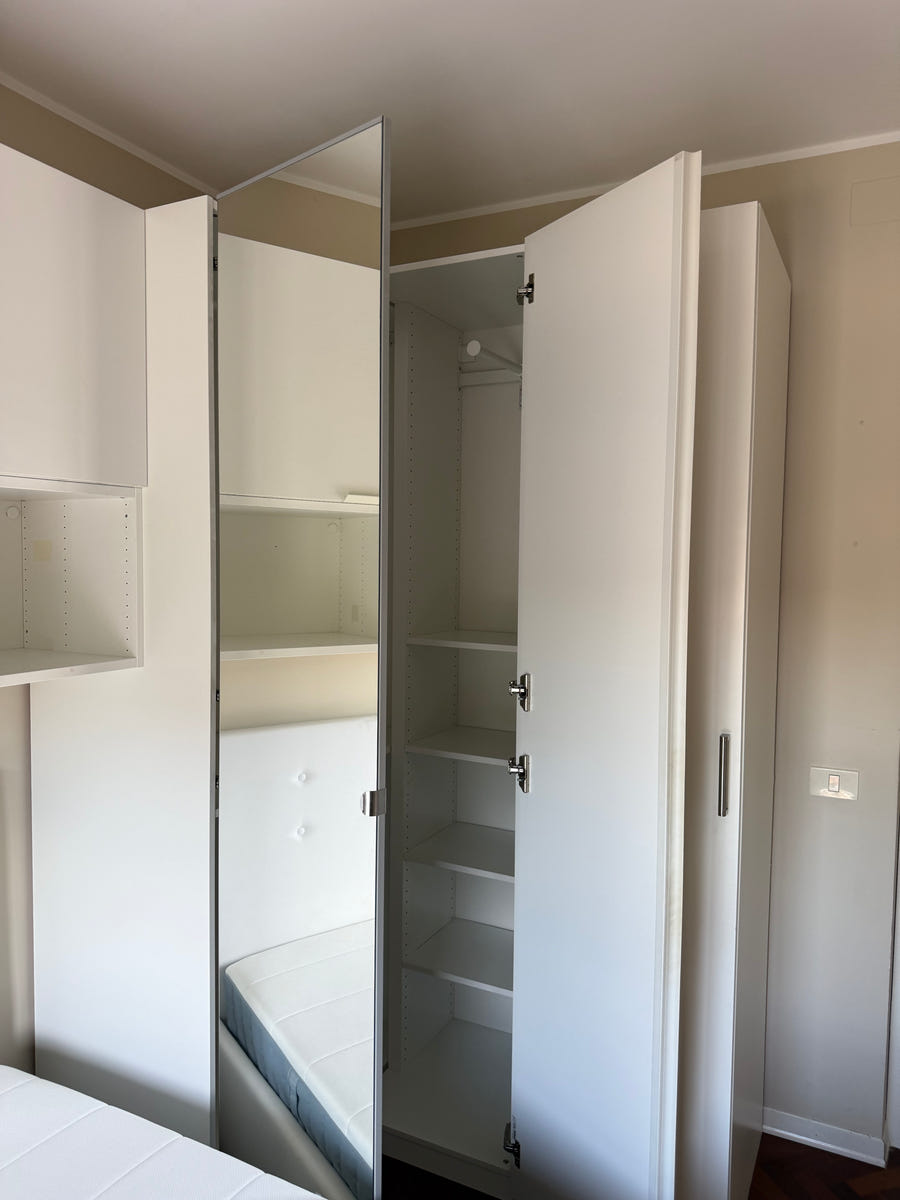 Cameretta a ponte angolare IKEA con letto contenitore e materasso
