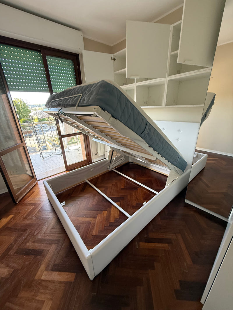 Cameretta a ponte angolare IKEA con letto contenitore e materasso