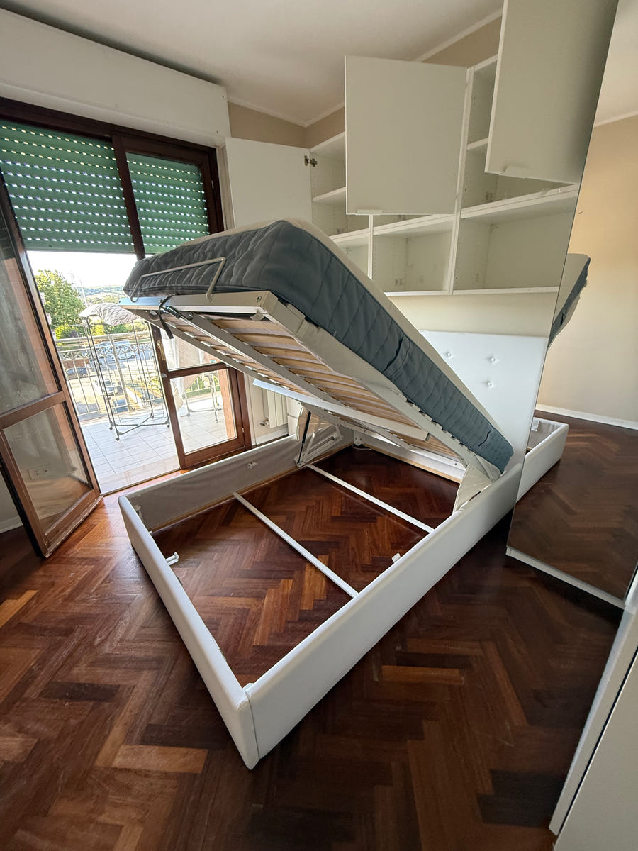 Cameretta a ponte angolare IKEA con letto contenitore e materasso