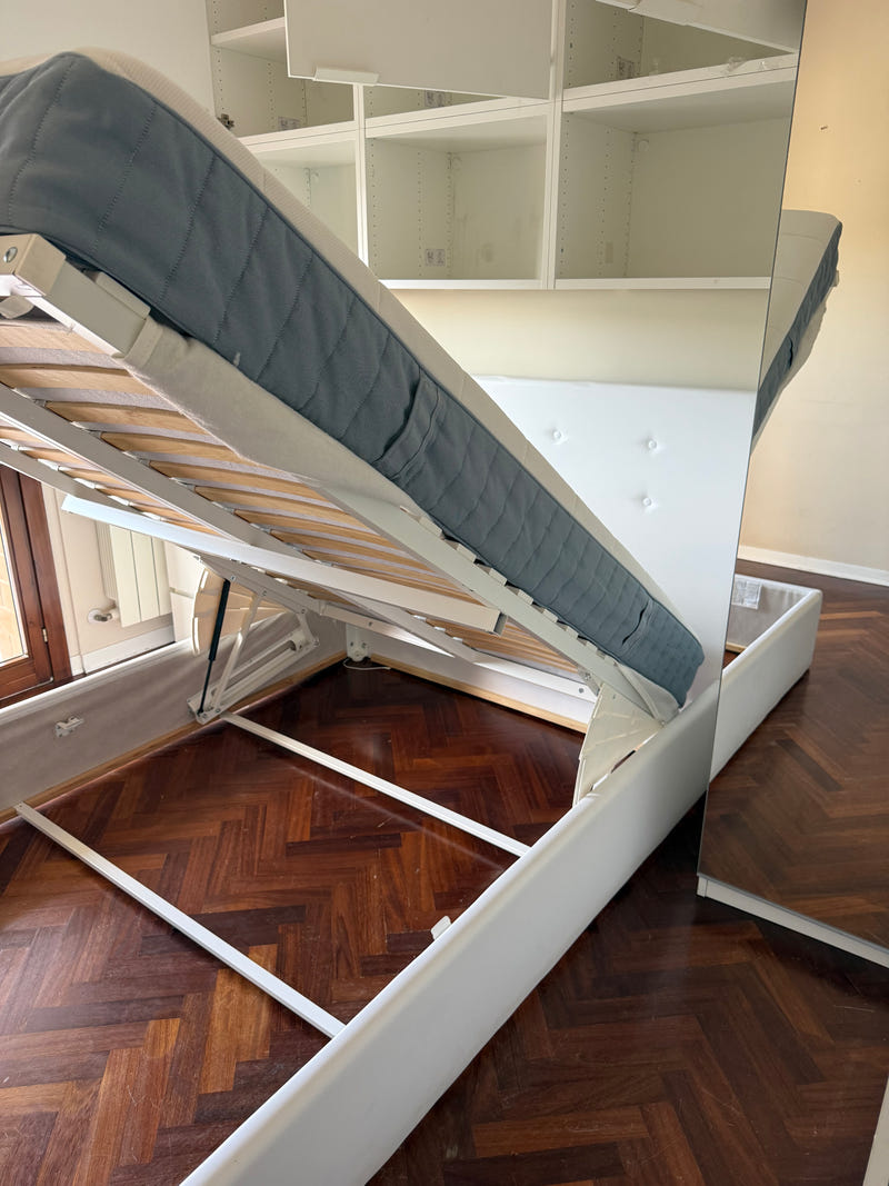 Cameretta a ponte angolare IKEA con letto contenitore e materasso