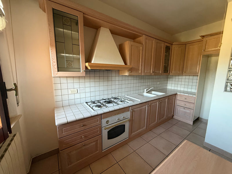 Cucina angolare con top in pietra