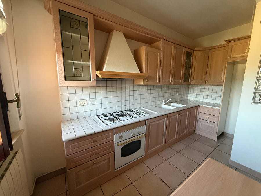 Cucina angolare con top in pietra
