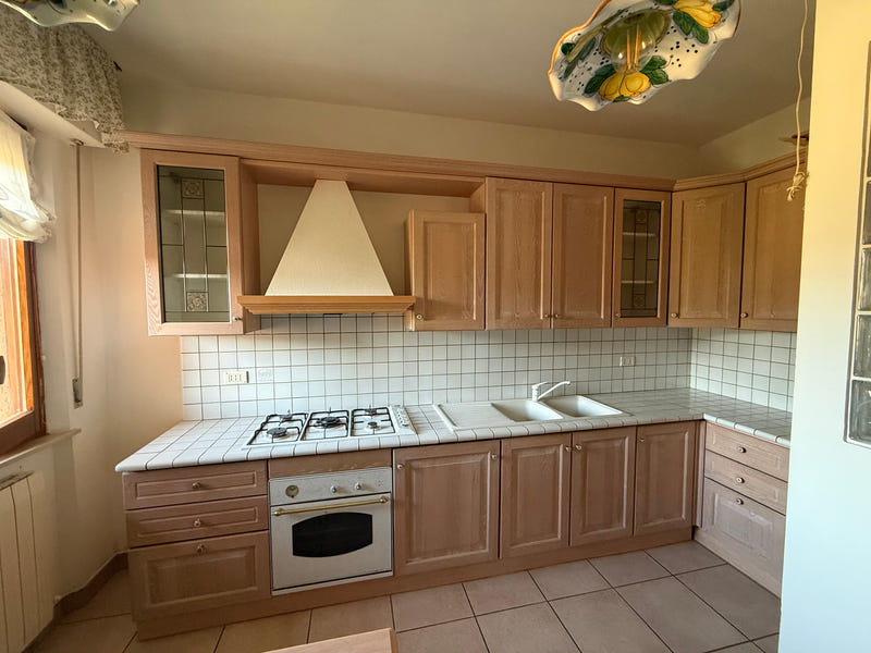Cucina angolare con top in pietra