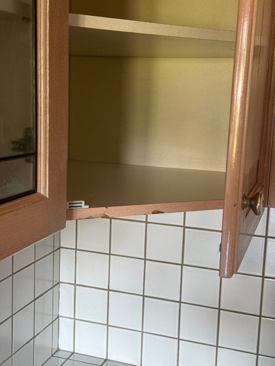 Cucina angolare con top in pietra