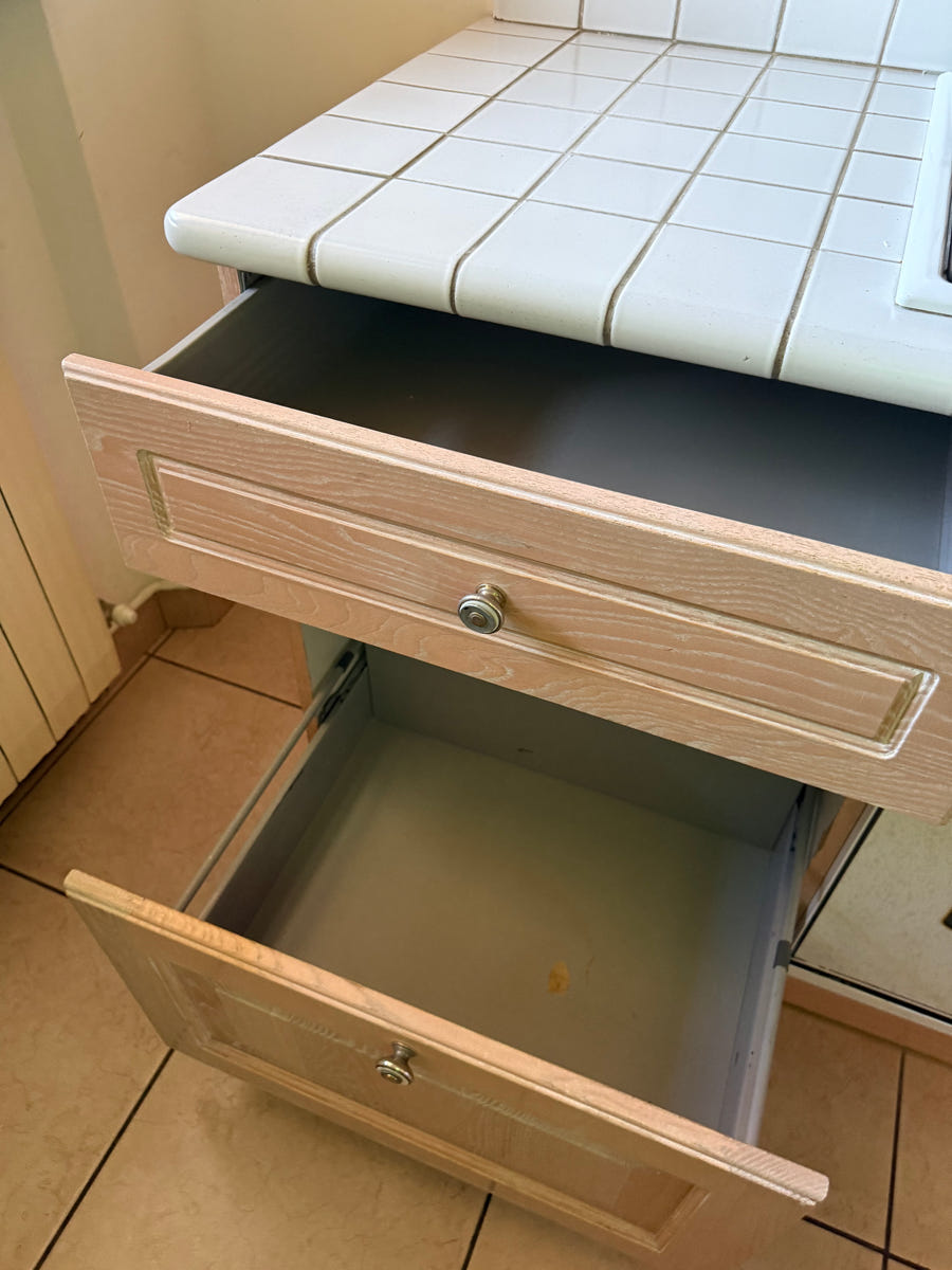 Cucina angolare con top in pietra