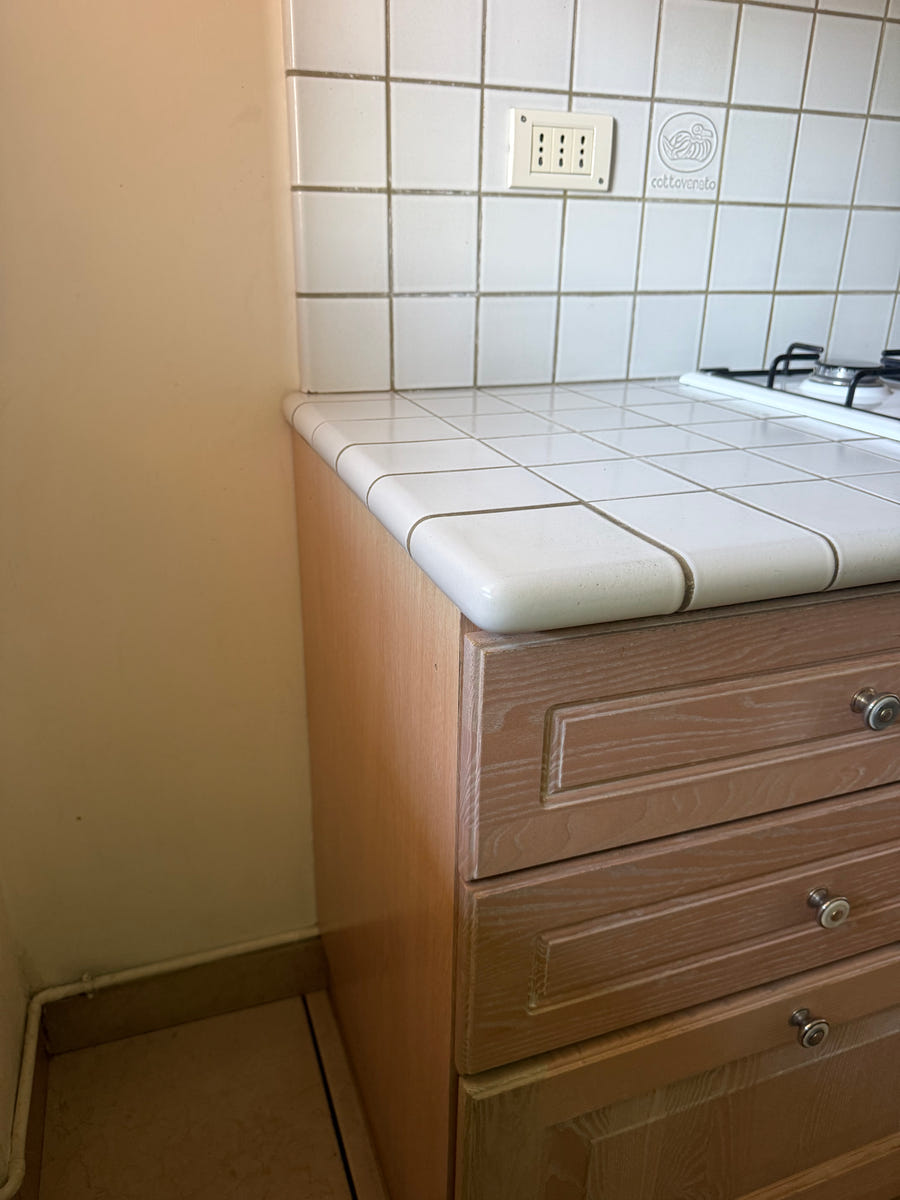 Cucina angolare con top in pietra