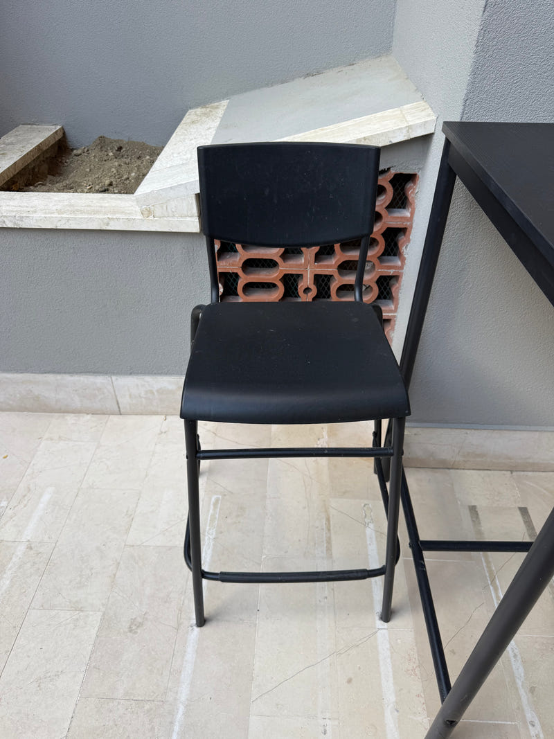 Tavolo alto + 2 sgabelli