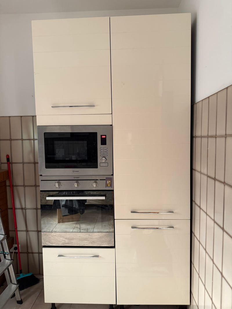 Cucina con elettrodomestici