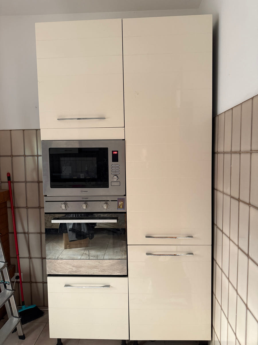 Cucina con elettrodomestici