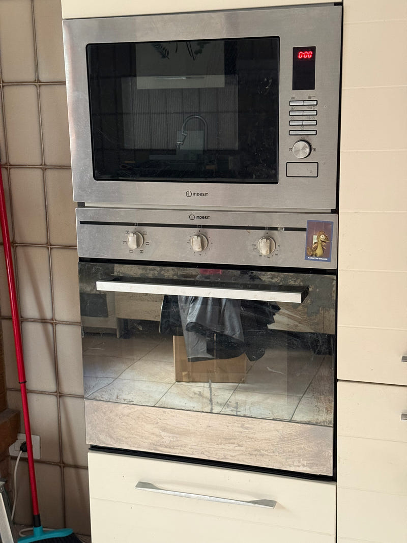 Cucina con elettrodomestici