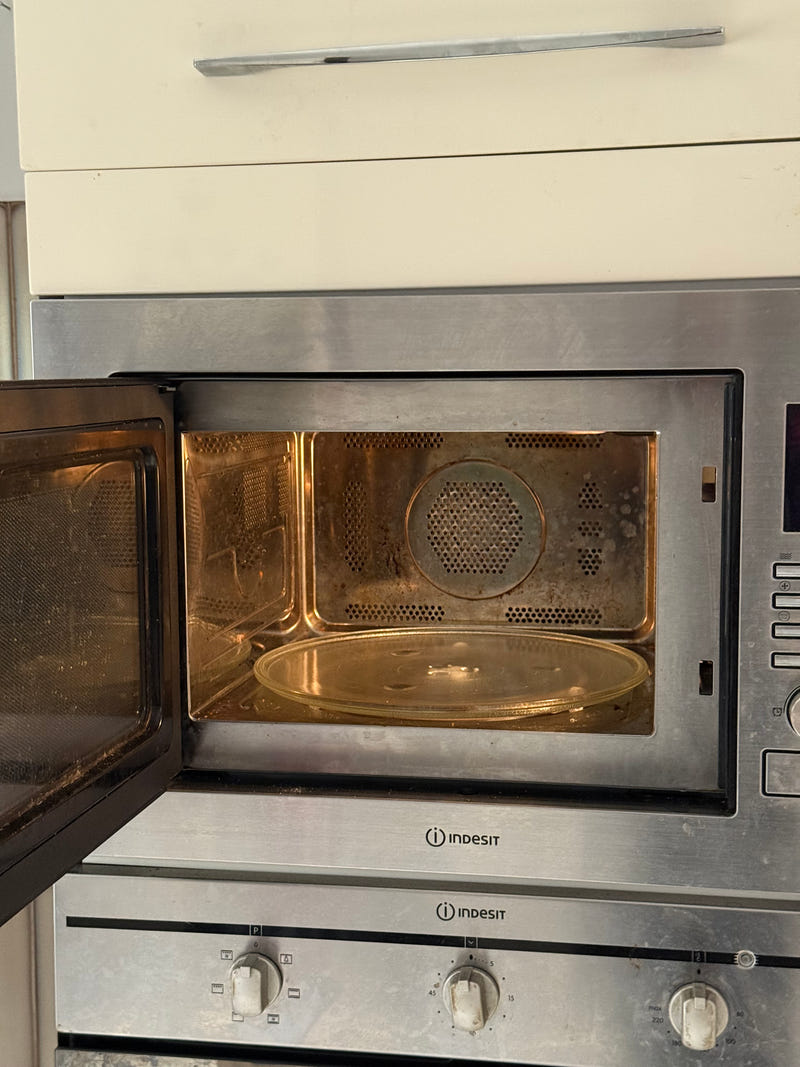 Cucina con elettrodomestici