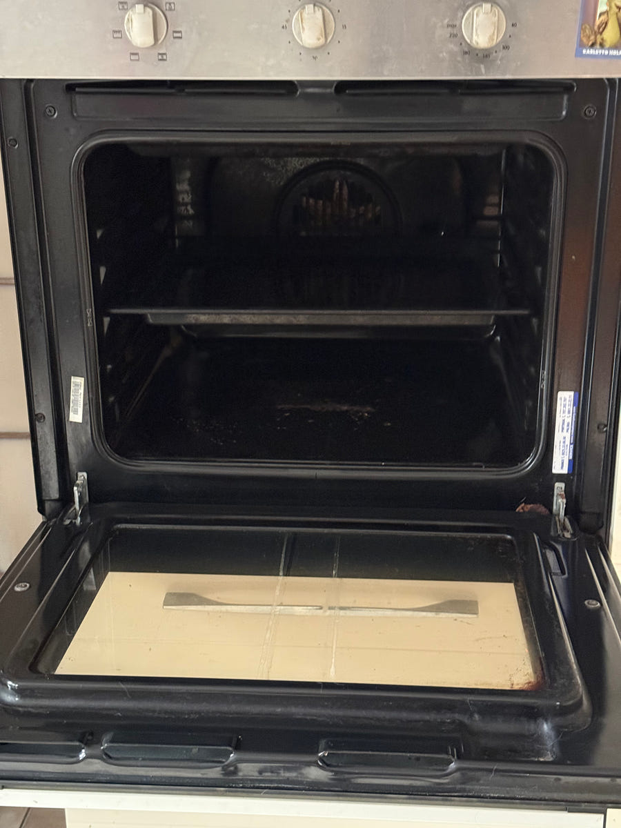 Cucina con elettrodomestici