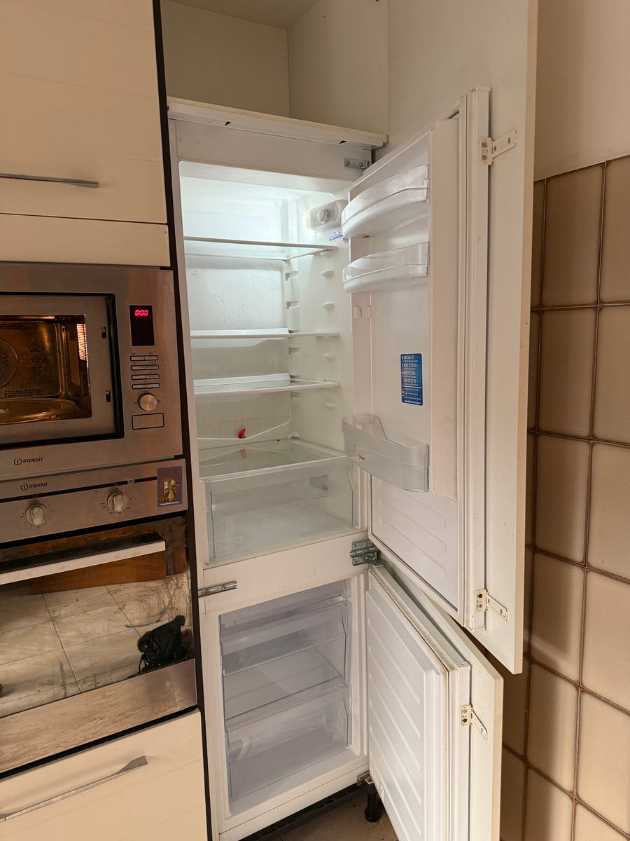 Cucina con elettrodomestici