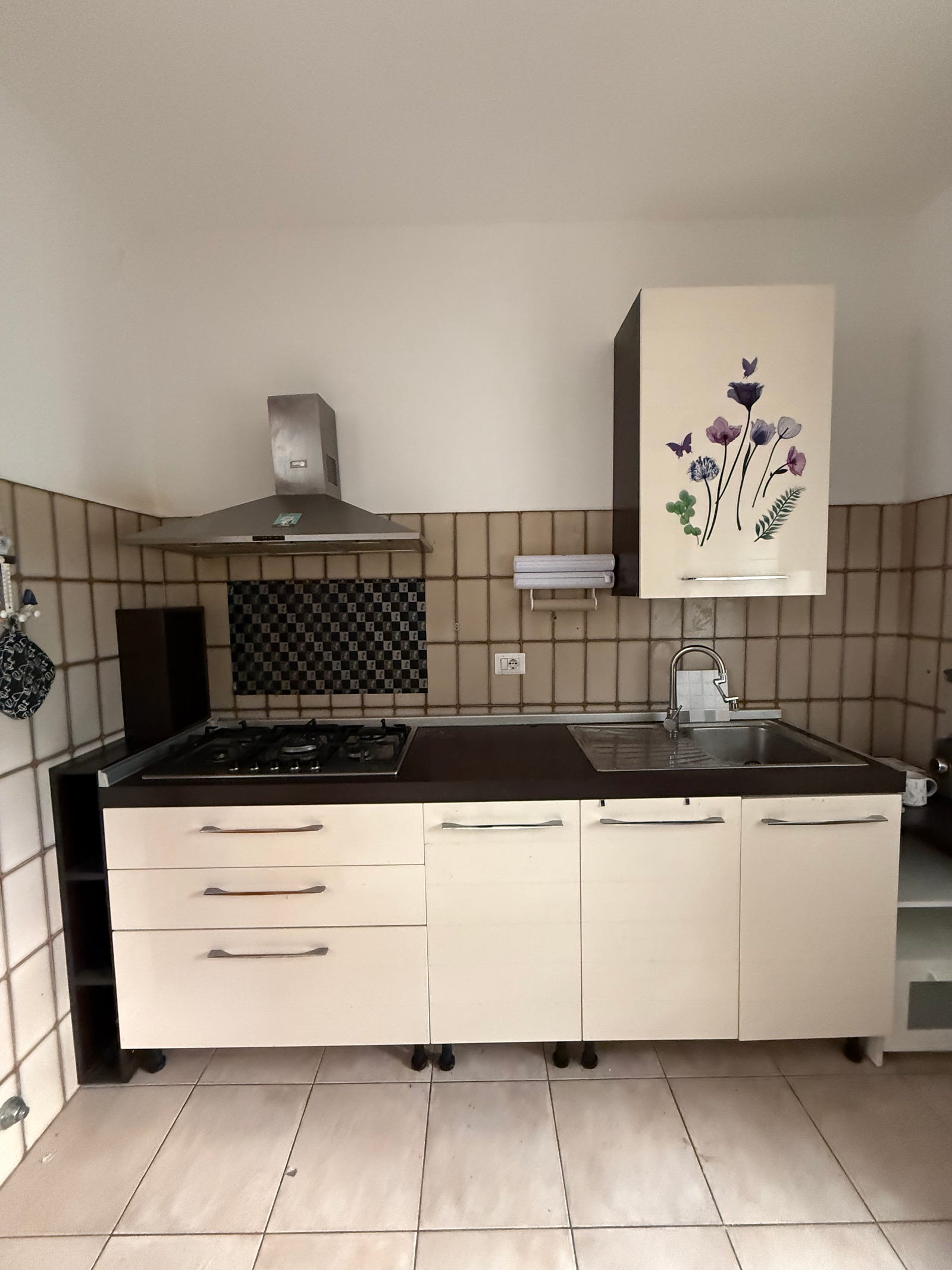 Cucina con elettrodomestici