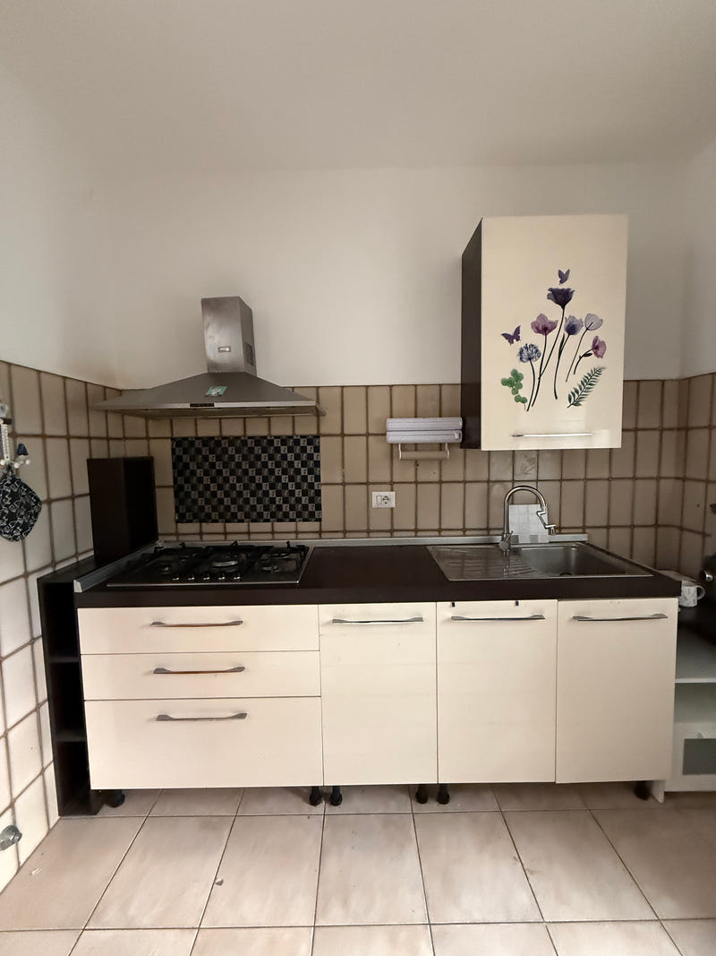 Cucina con elettrodomestici