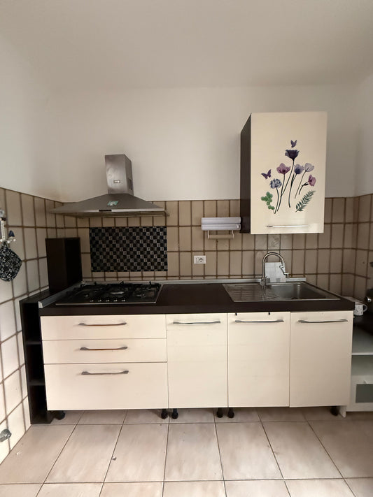 Cucina con elettrodomestici