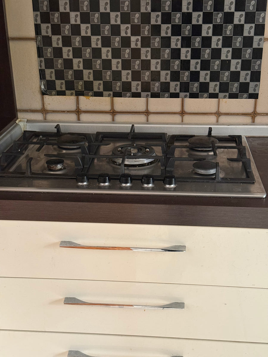 Cucina con elettrodomestici