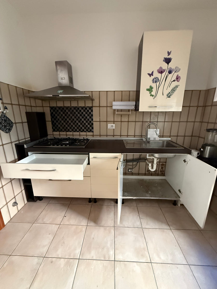 Cucina con elettrodomestici