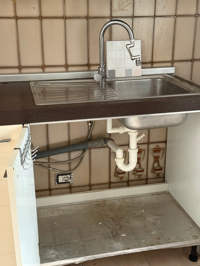 Cucina con elettrodomestici