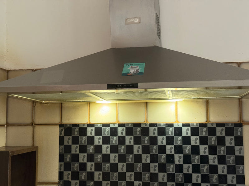 Cucina con elettrodomestici