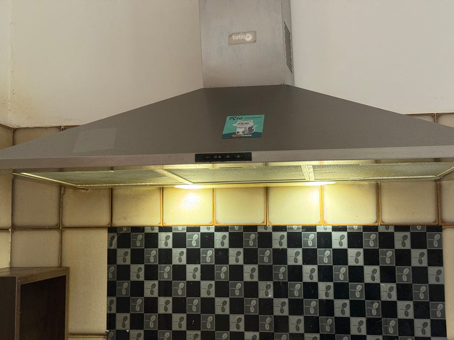 Cucina con elettrodomestici