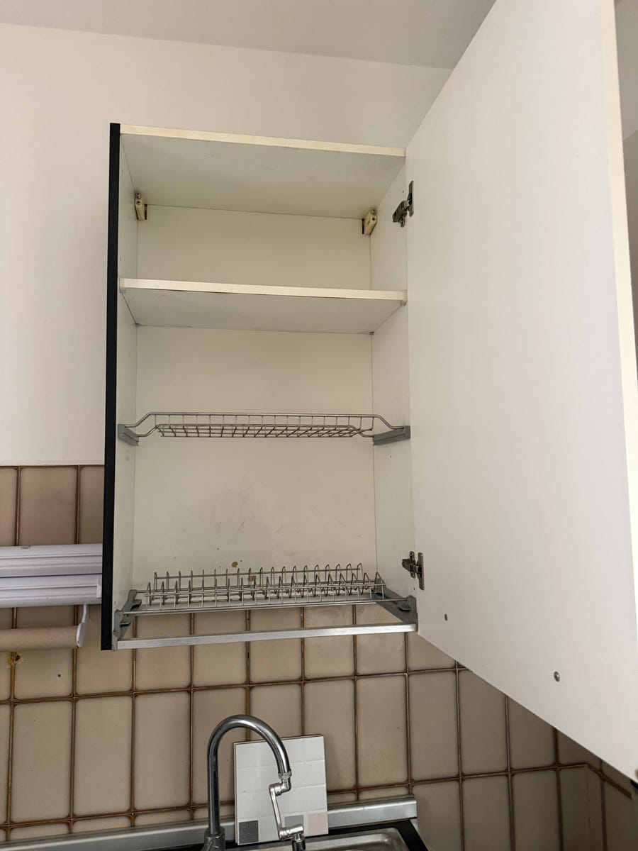 Cucina con elettrodomestici