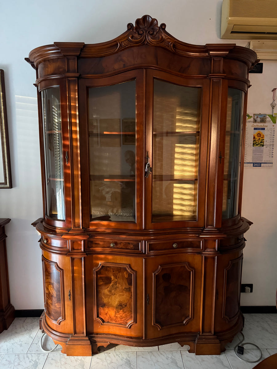 Sala completa in radica: credenza alta + credenza bassa + tavolo con sedie