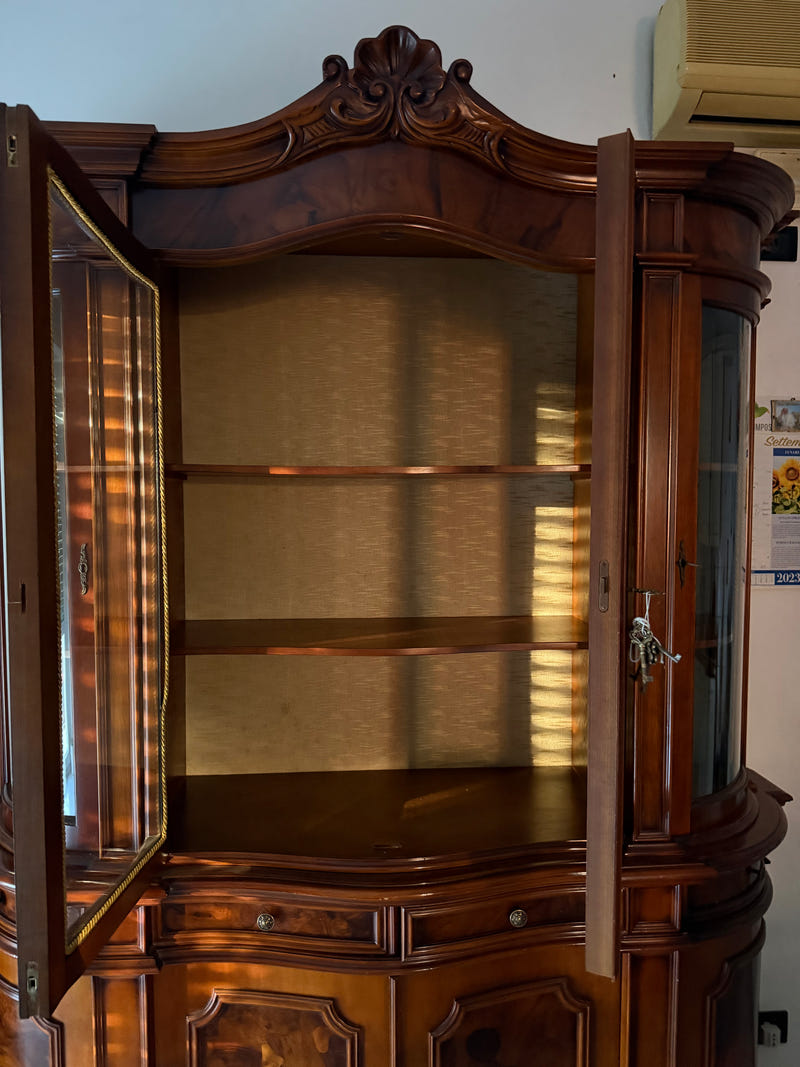 Sala completa in radica: credenza alta + credenza bassa + tavolo con sedie