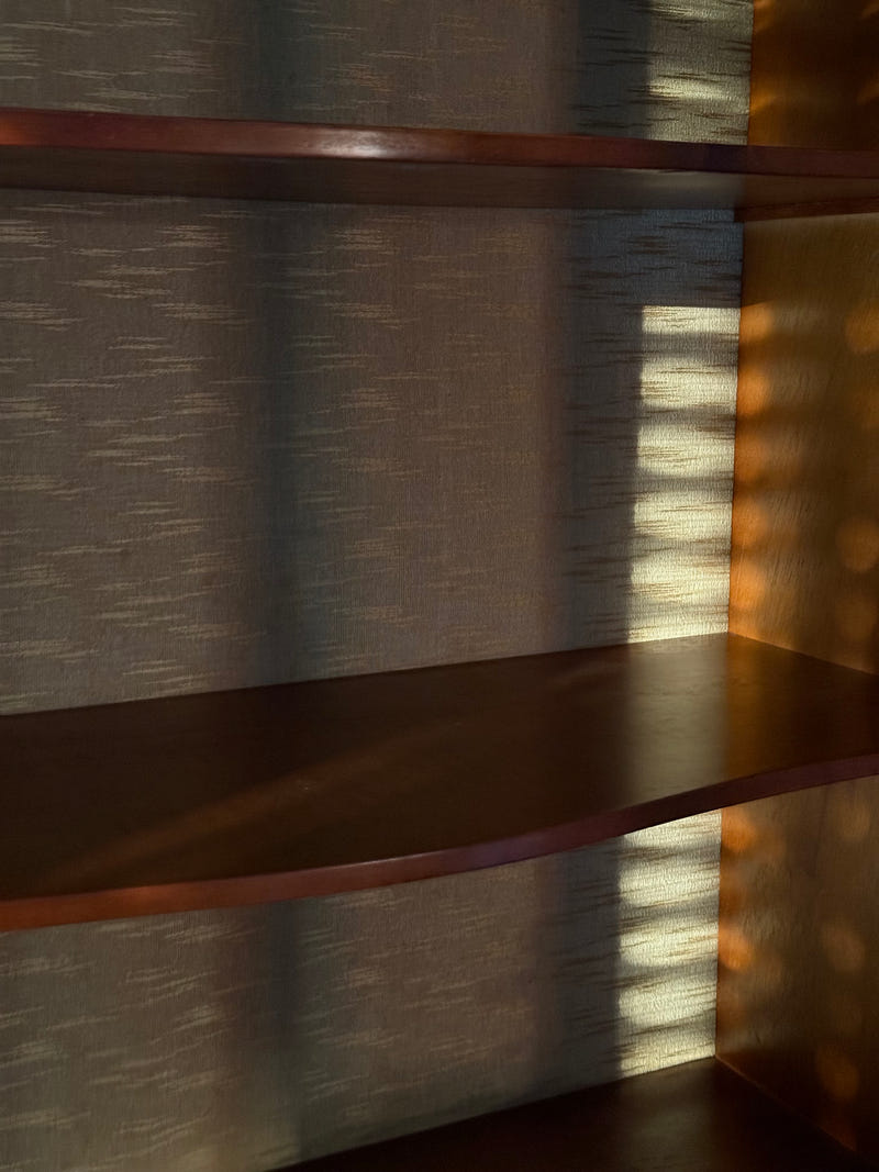 Sala completa in radica: credenza alta + credenza bassa + tavolo con sedie