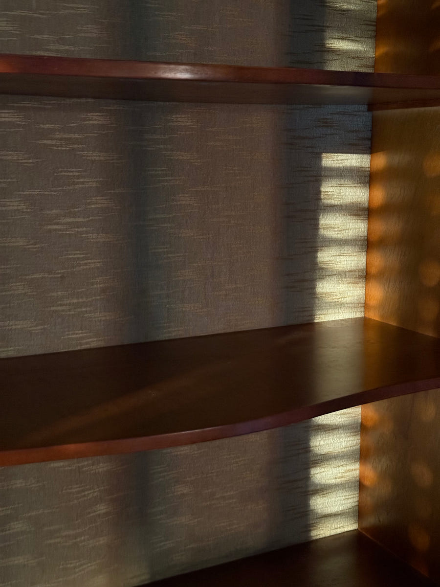 Sala completa in radica: credenza alta + credenza bassa + tavolo con sedie