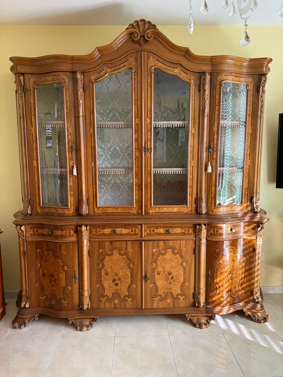 Sala completa in radica di noce: credenza + tavolo+ sedie