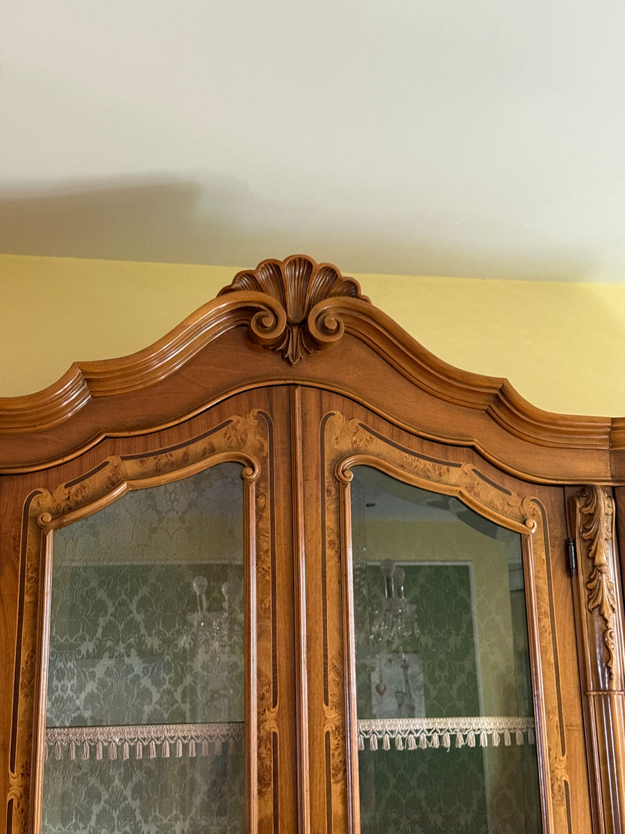 Sala completa in radica di noce: credenza + tavolo+ sedie