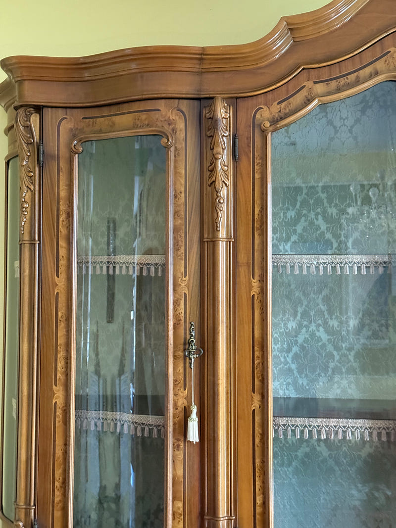 Sala completa in radica di noce: credenza + tavolo+ sedie