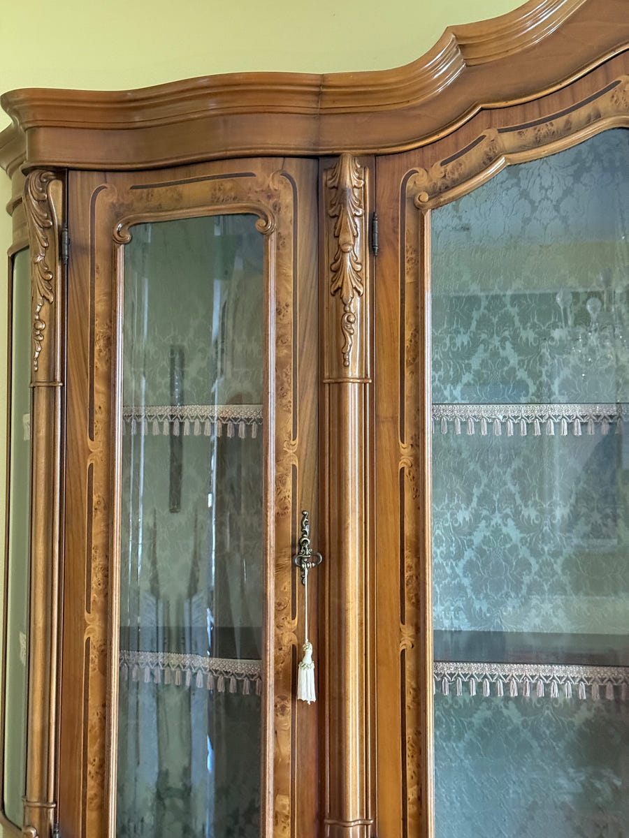 Sala completa in radica di noce: credenza + tavolo+ sedie