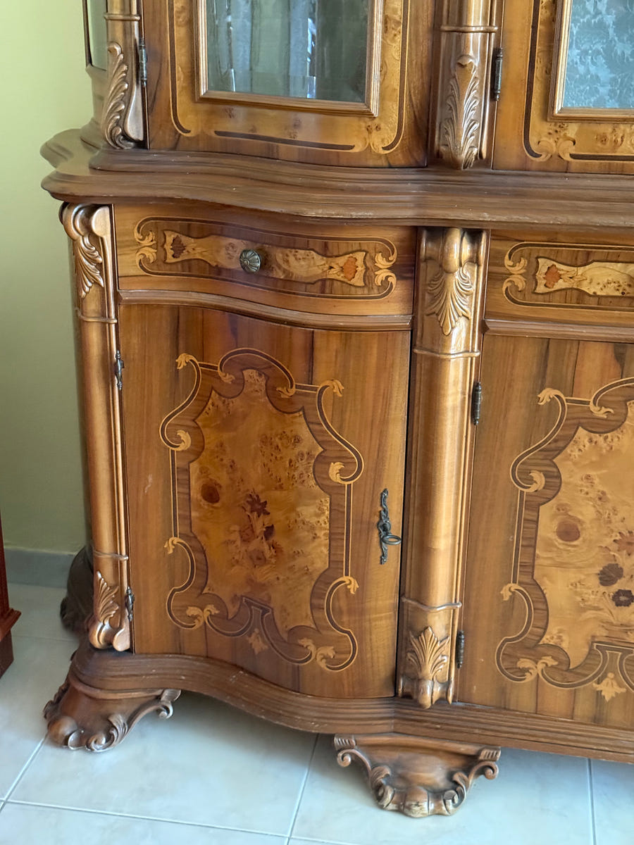 Sala completa in radica di noce: credenza + tavolo+ sedie