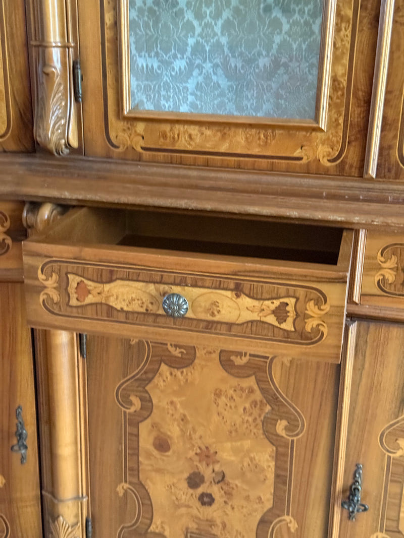 Sala completa in radica di noce: credenza + tavolo+ sedie