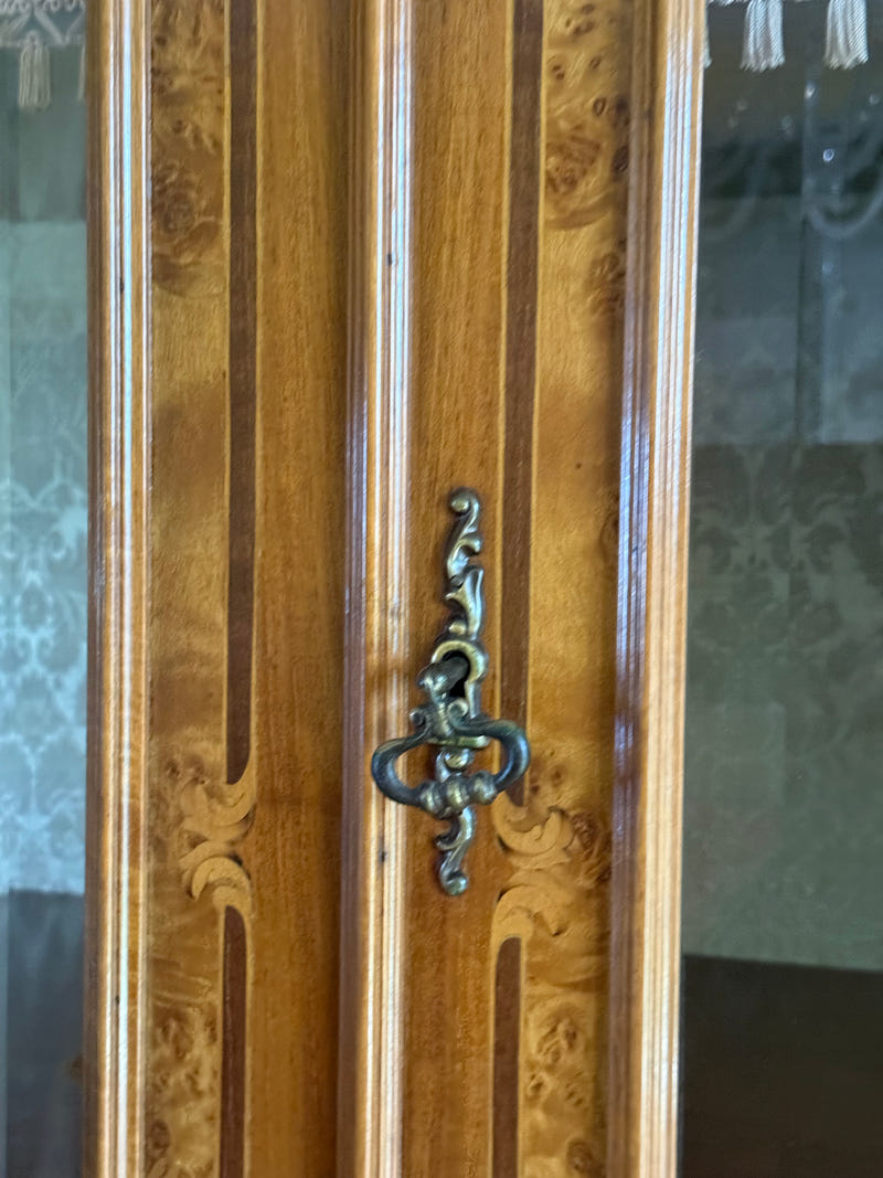 Sala completa in radica di noce: credenza + tavolo+ sedie