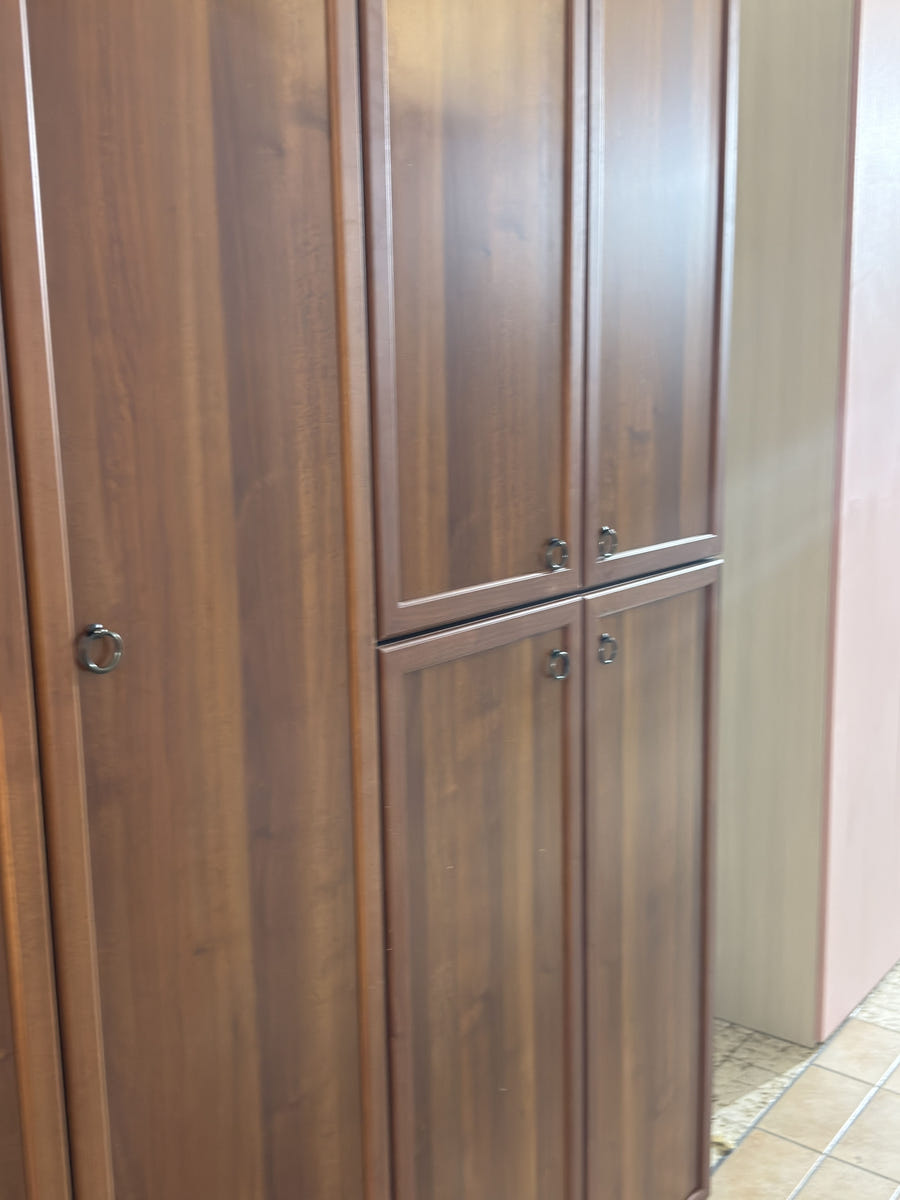 Armadio da camera color noce scuro