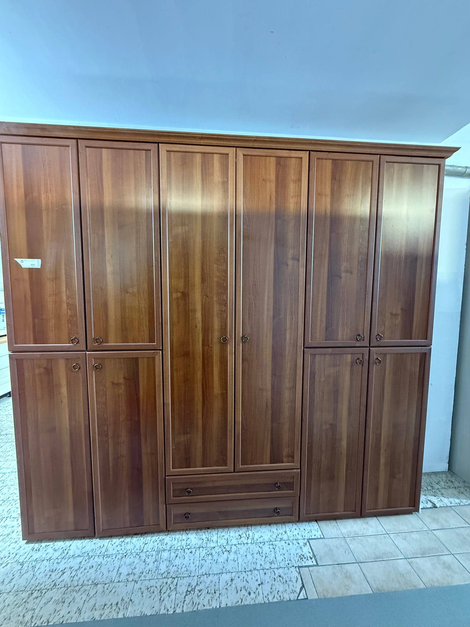 Armadio da camera color noce scuro