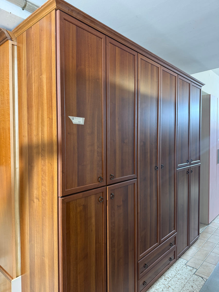 Armadio da camera color noce scuro