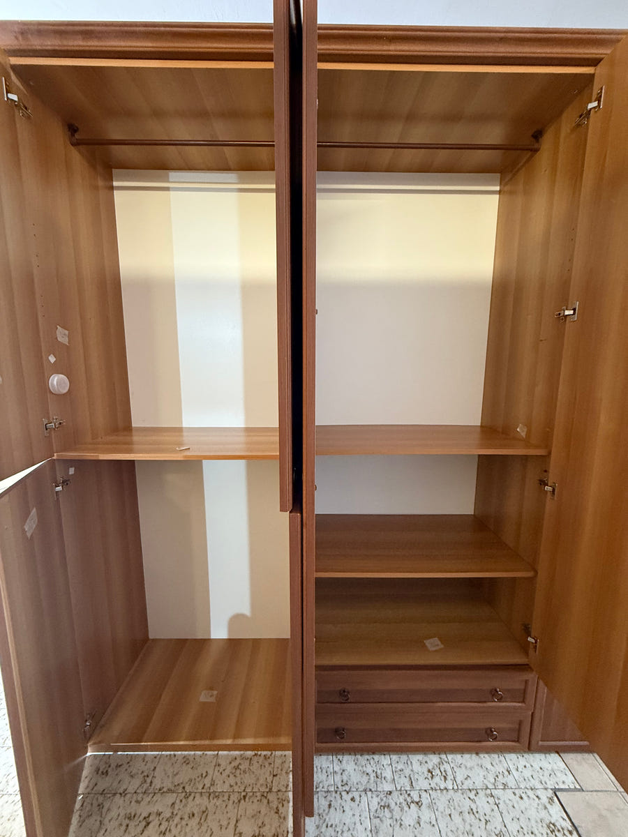 Armadio da camera color noce scuro