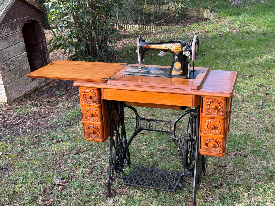 Vecchia macchina da cucire SINGER meta ‘900 con pedale in ghisa