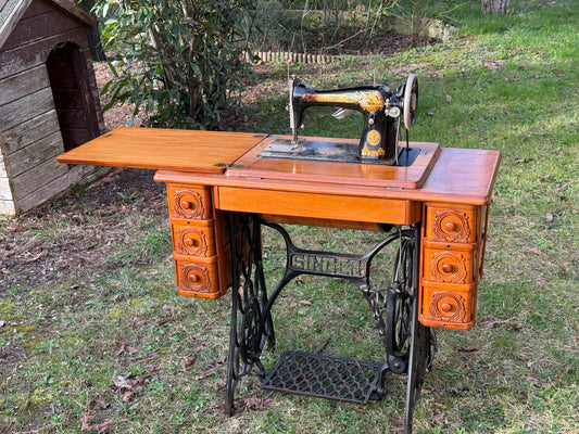 Vecchia macchina da cucire SINGER meta ‘900 con pedale in ghisa