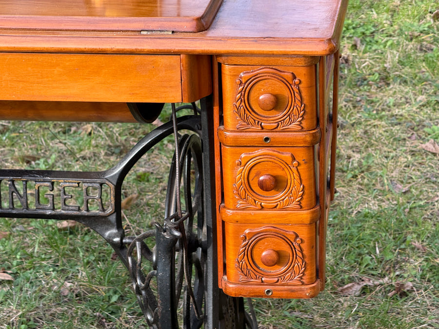 Vecchia macchina da cucire SINGER meta ‘900 con pedale in ghisa