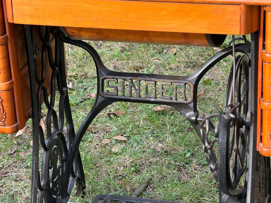 Vecchia macchina da cucire SINGER meta ‘900 con pedale in ghisa