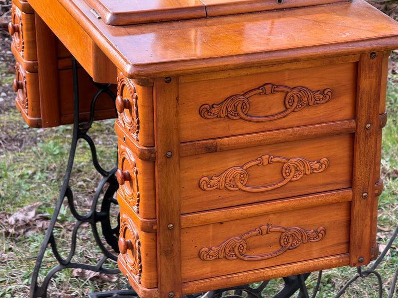 Vecchia macchina da cucire SINGER meta ‘900 con pedale in ghisa